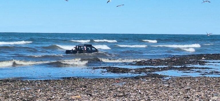 Una camioneta quedó encajada en la playa del Stella Maris y fue alcanzada por la marea