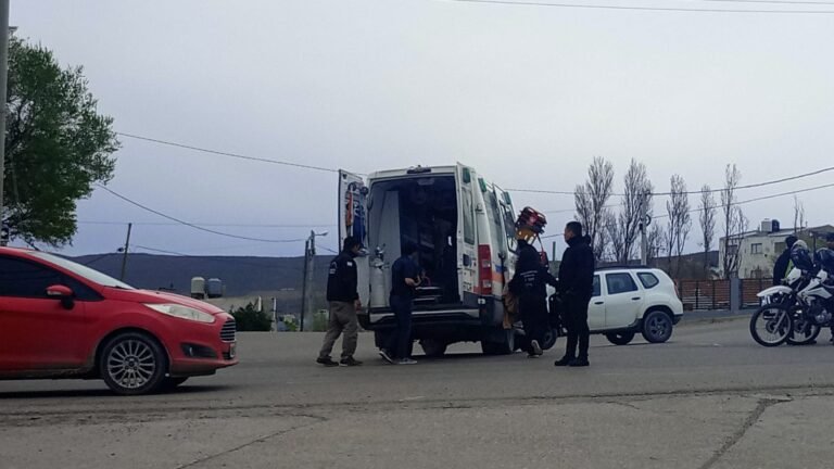 Fuerte impacto en la avenida Kennedy: asistieron a un ciclista golpeado