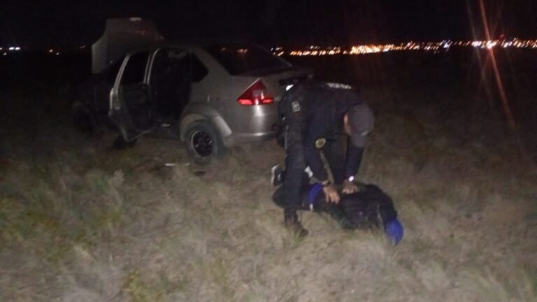 Dejó las llaves puestas, le llevaron el auto y la Policía atrapó al ladrón mientras saqueaba el interior