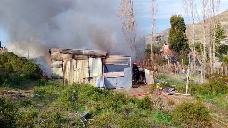 Un incendio consumió una vivienda de chapa en Manantial Rosales
