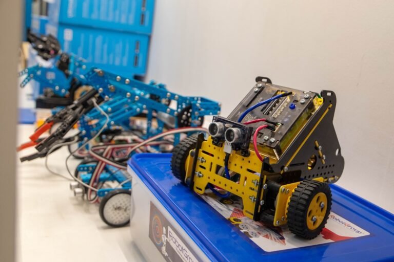 Herramientas para el futuro: la Escuela 742 sumó equipamiento de robótica y automatización