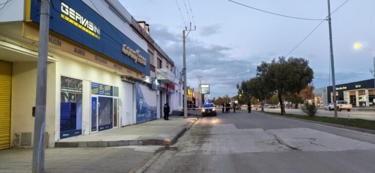 Hallan a un hombre sin vida sobre la Avenida Hipólito Yrigoyen