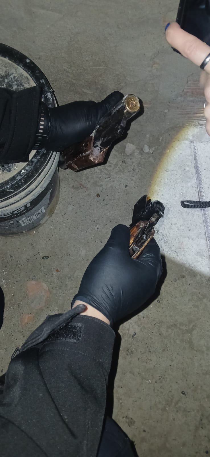Portaba un arma tumbera en el barrio San Cayetano y terminó detenido tras intentar esconderla en su balcón