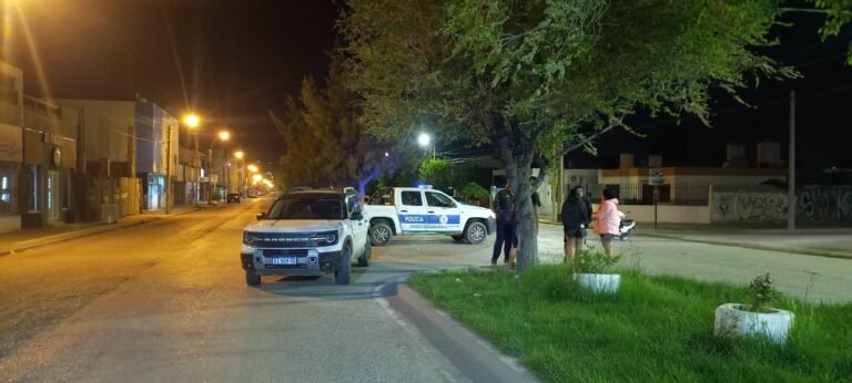 Una motociclista resultó lesionada tras colisionar contra una camioneta
