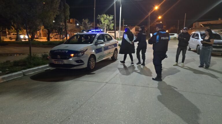 Exigían la detención de un hombre por un hecho antiguo, atacaron el patrullero y terminaron presos
