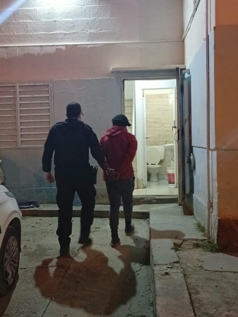 Sorprendieron a un joven en el patio de un vecino tras intentar robar en el barrio Juan XXIII