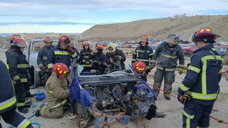 Más de 30 bomberos participaron de un entrenamiento de rescate vehicular