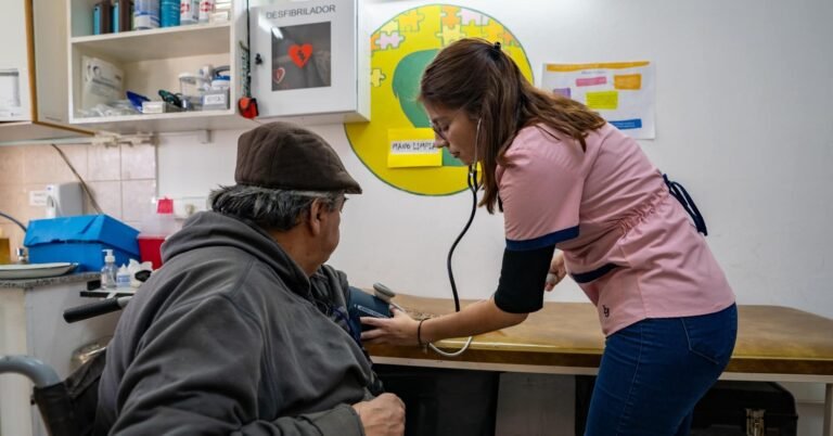 Controles de salud y entrega de medicamentos solidarios para adultos mayores