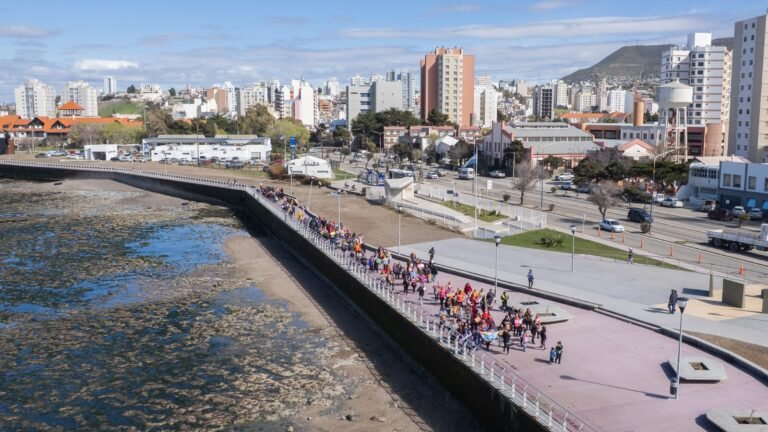 Con una caminata por la Costanera, los adultos mayores celebraron su día