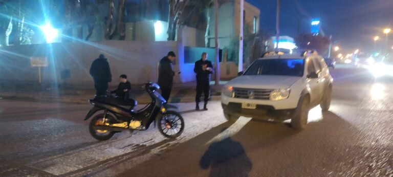 Chocó contra una camioneta en Yrigoyen y descubrieron que circulaba “flojo de papeles”
