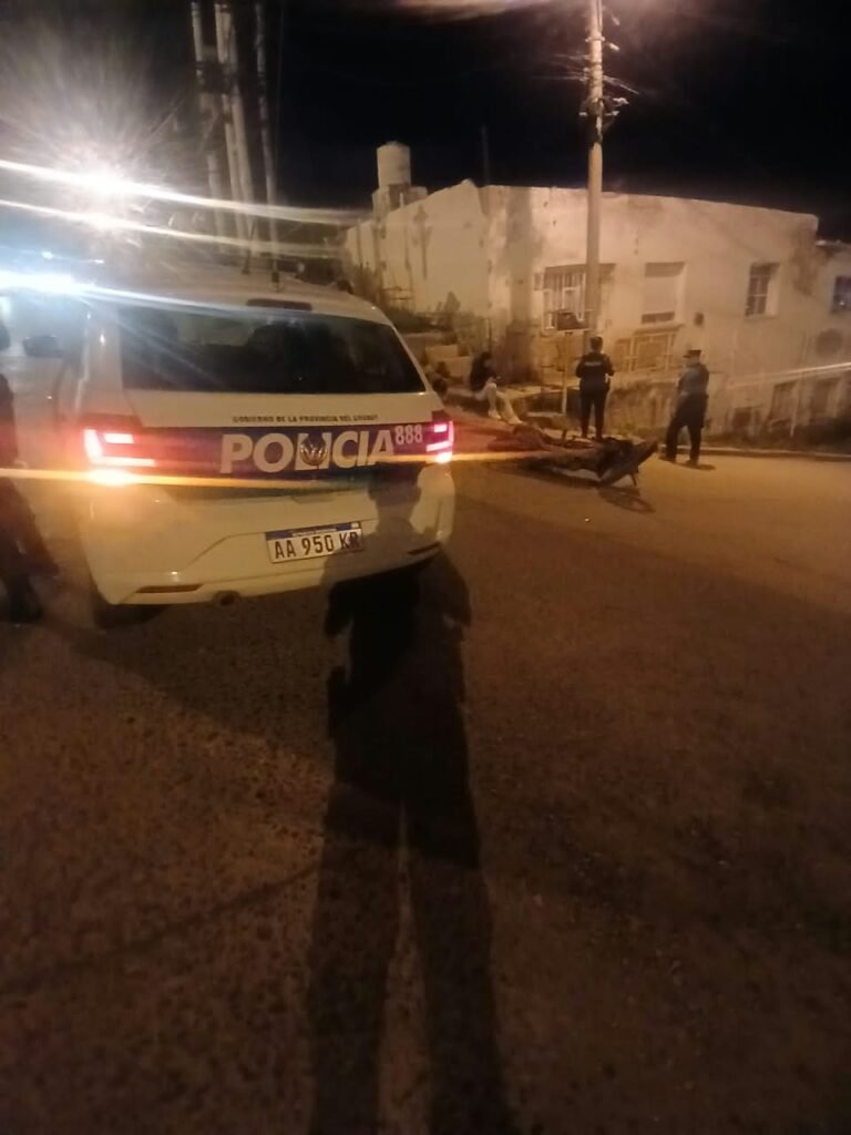 Chocó a una moto, la dejó tirada en el cordón cuneta y escapó a toda velocidad