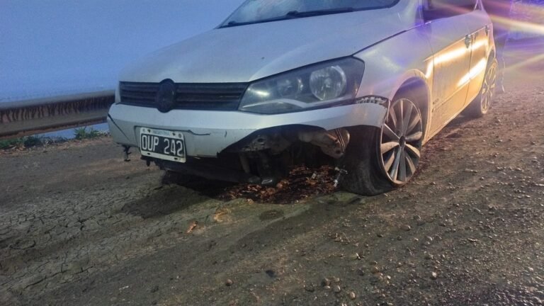 Susto en la Ruta 3: un auto perdió el control por la calzada humeda y chocó contra el guardarraíl