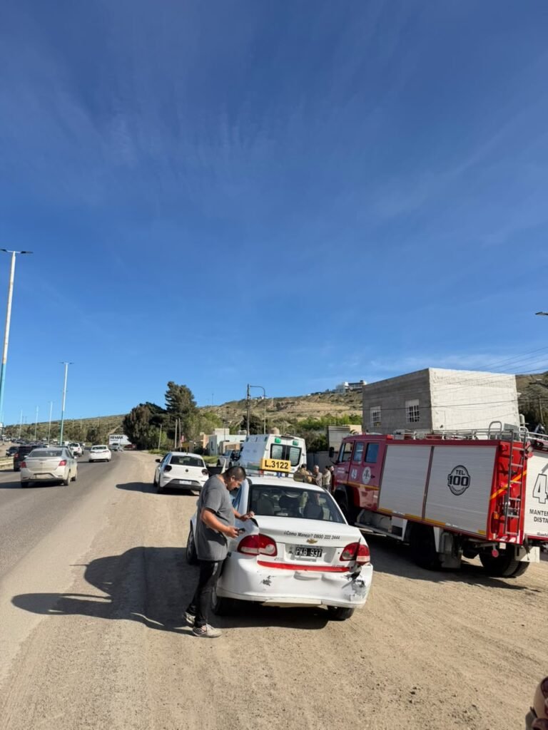 Colisión en cadena entre tres vehículos en el semáforo de Castelli