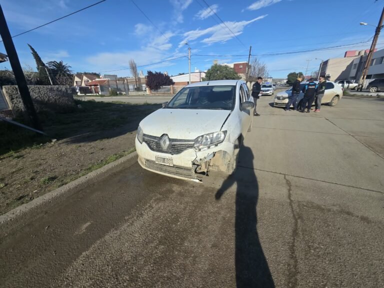 Colisión sin lesionados en una concurrida esquina de zona sur