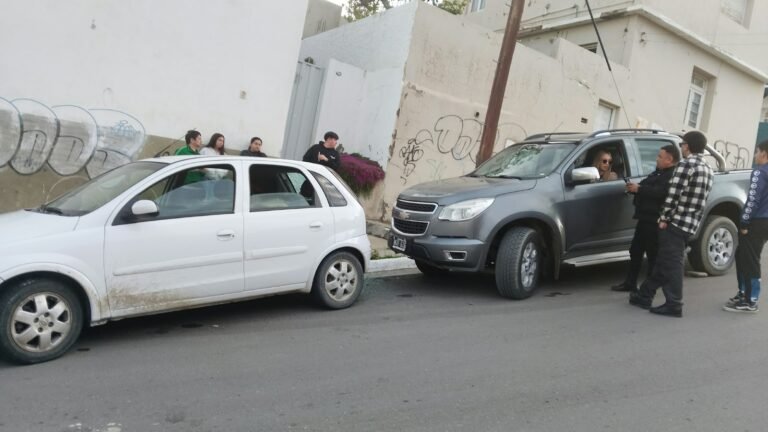 Leve choque entre dos vehículos dejó únicamente daños materiales sobre la calle Ameghino