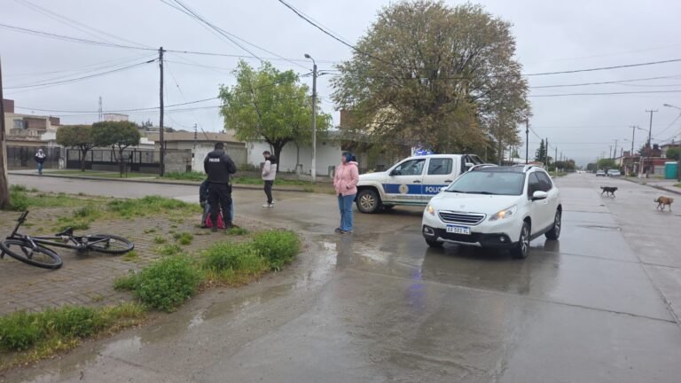 Un ciclista resultó herido tras ser embestido por una camioneta en una esquina