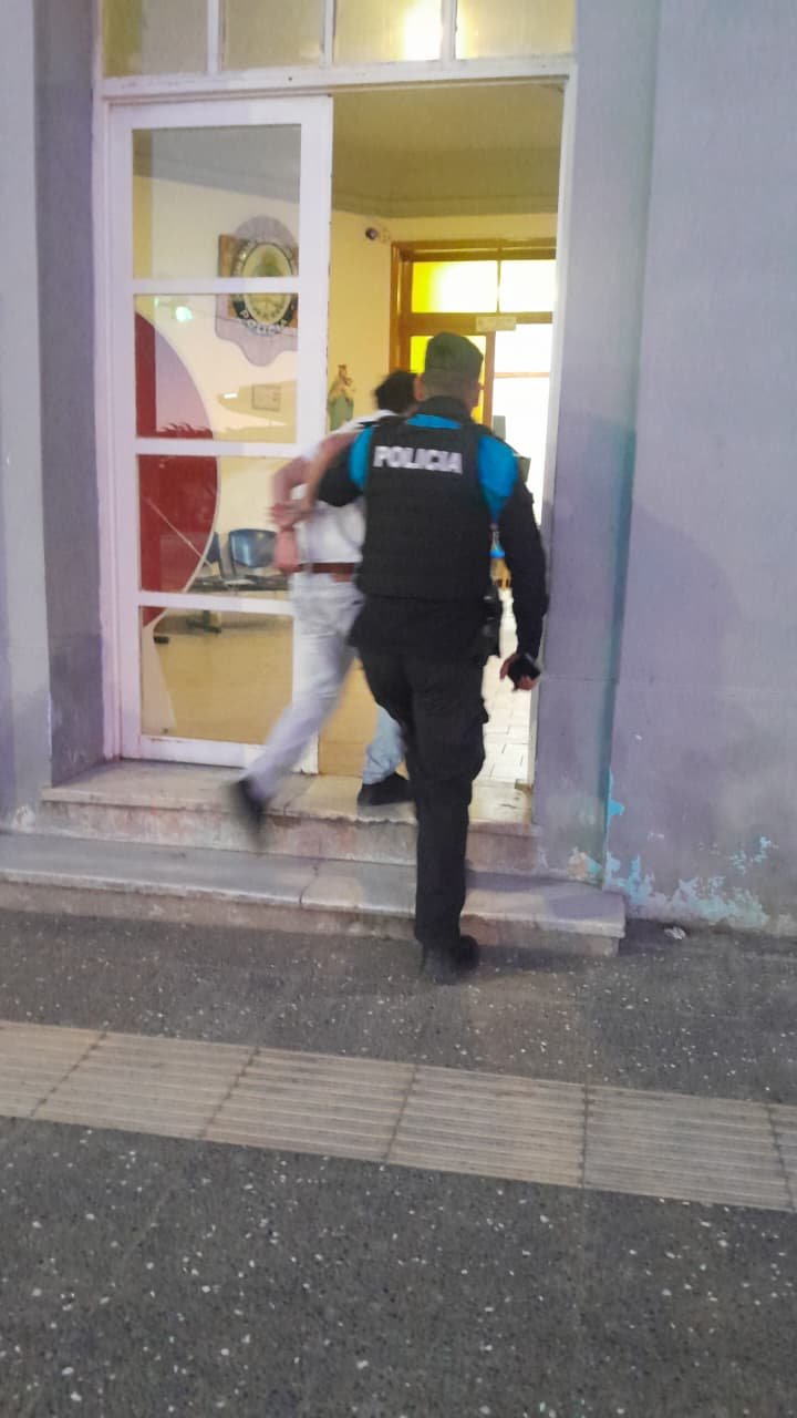 Demoraron a un joven ebrio por causar disturbios e incitar a pelear en la avenida Rivadavia