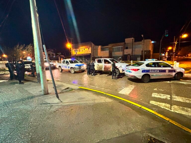 Tres detenidos tras una persecución policial iniciada por disparos afuera de una cervecería