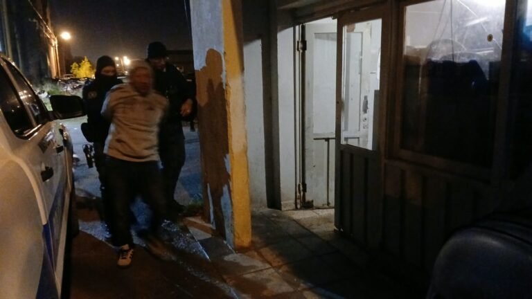 Una discusión domiciliaria en Kilómetro 8 terminó con un detenido y dos agentes heridas