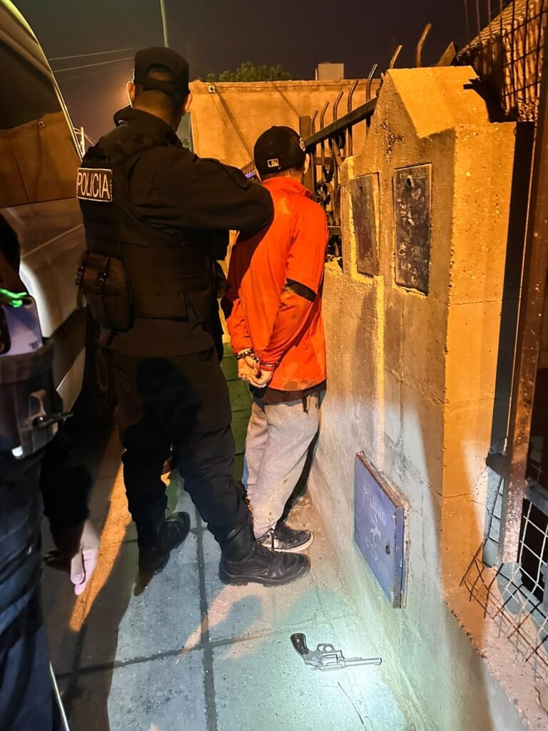 Estaban bebiendo juntos, discutieron y terminó disparándole por la espalda