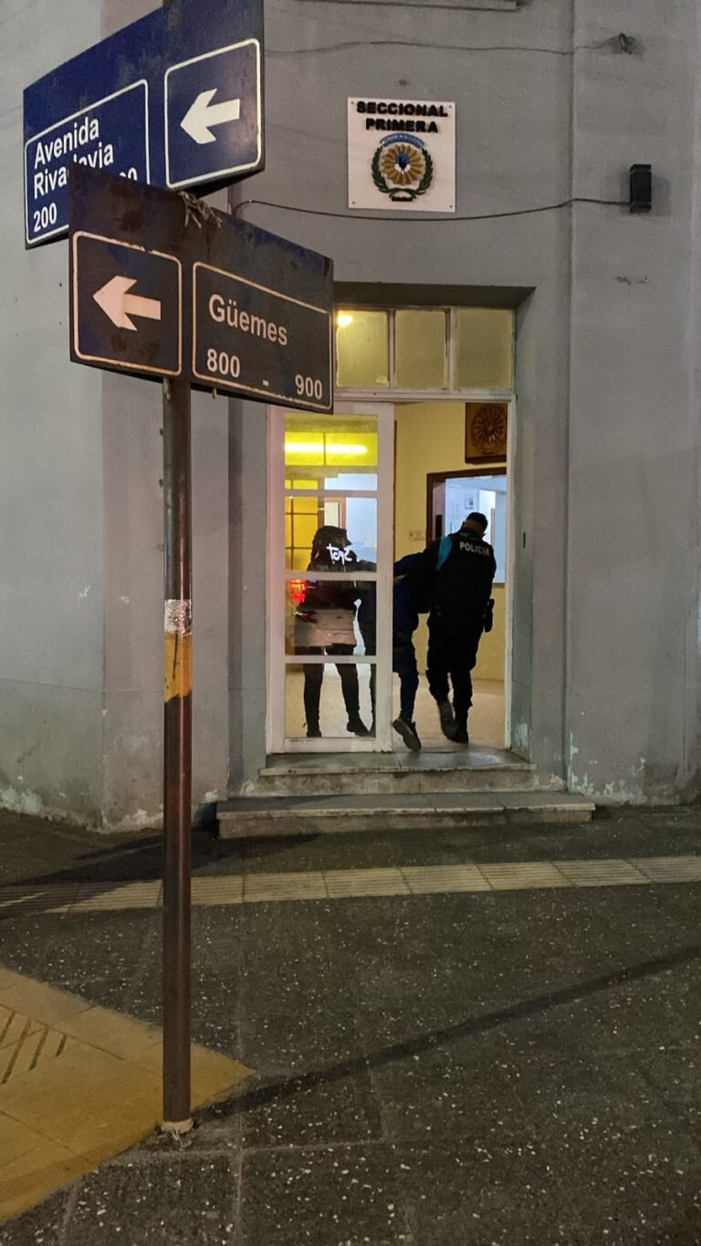 Demoraron a un hombre por causar disturbios e incitar a la pelea en una farmacia
