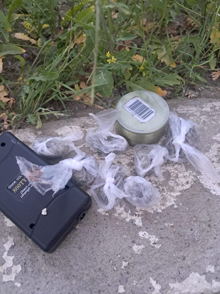 Discutían, huyeron al ver a la Policía y a uno se le cayeron siete envoltorios de marihuana y una picana