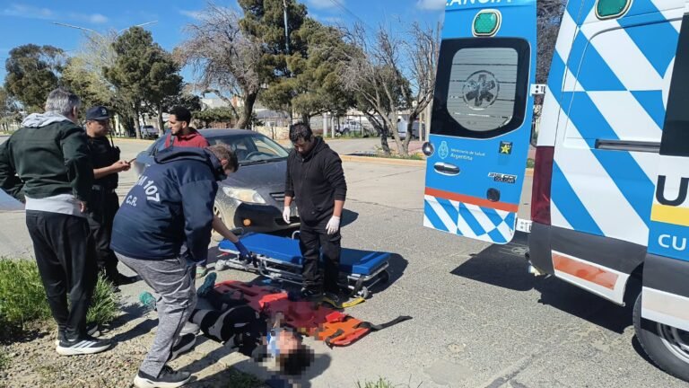 Una ciclista resultó herida tras despistar por el asfalto húmedo en la Avda. Estados Unidos