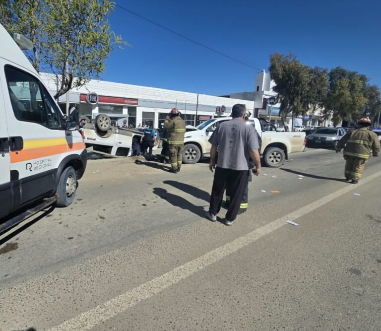 Violento choque y vuelco en la avenida Yrigoyen deja una conductora herida