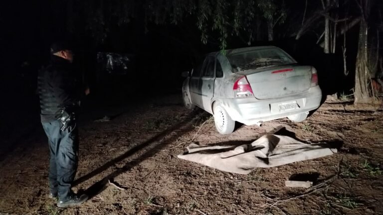 Hallan tapado con una manta un Chevrolet Classic robado en el camino Roque González