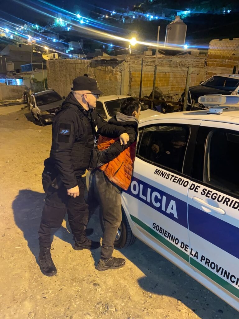 Fue demorado tras intentar agredir a un vecino en la vía pública