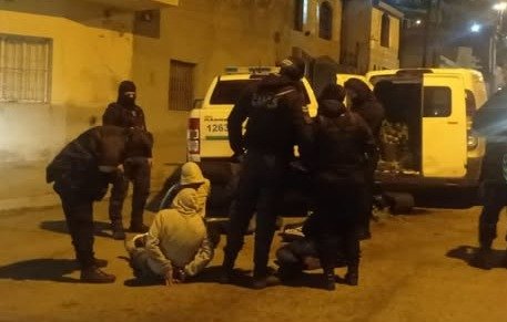 Intento de robo y escape a pie: interceptaron a cinco delincuentes intentando llevarse plantas de marihuana