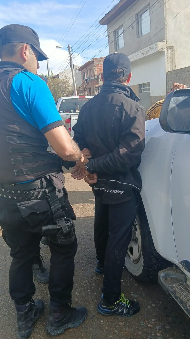Sorprendió a un hombre robando una cubierta y lo persiguió a pie hasta que la policía lo atrapó