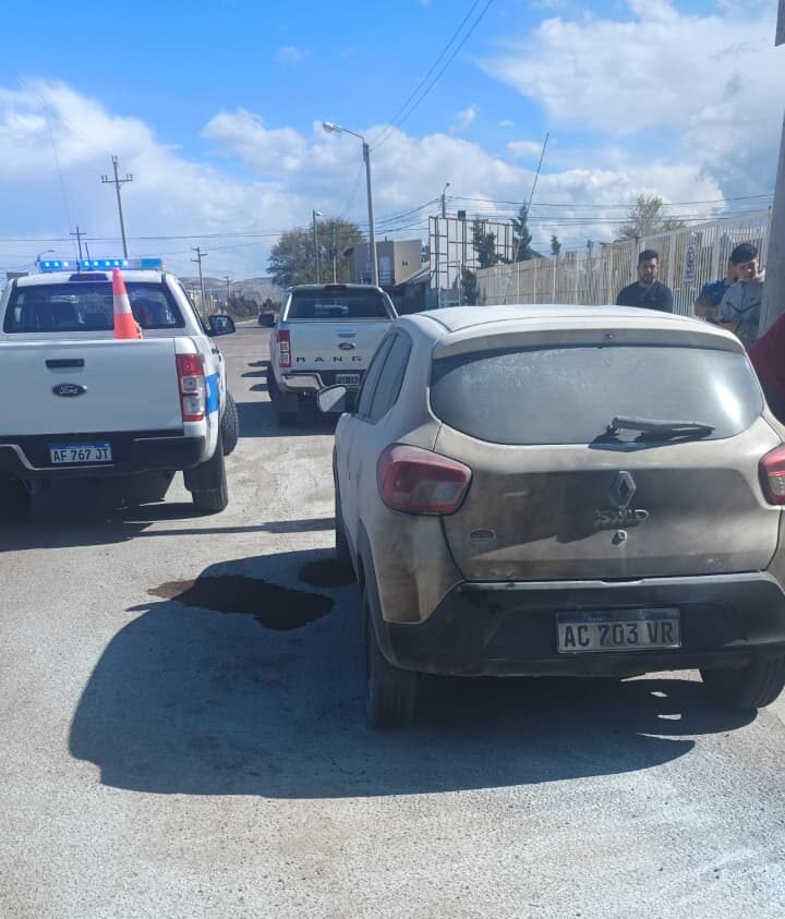 Ataque piromaníaco en Kilómetro 8: rociaron un auto con nafta y le prendieron fuego