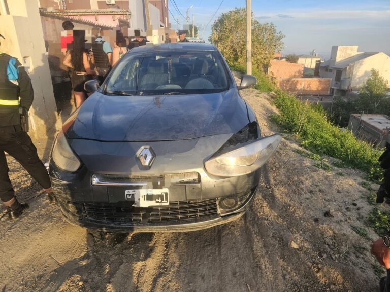 Circulaba sin documentación: evadió un control policial y casi atropella a los agentes