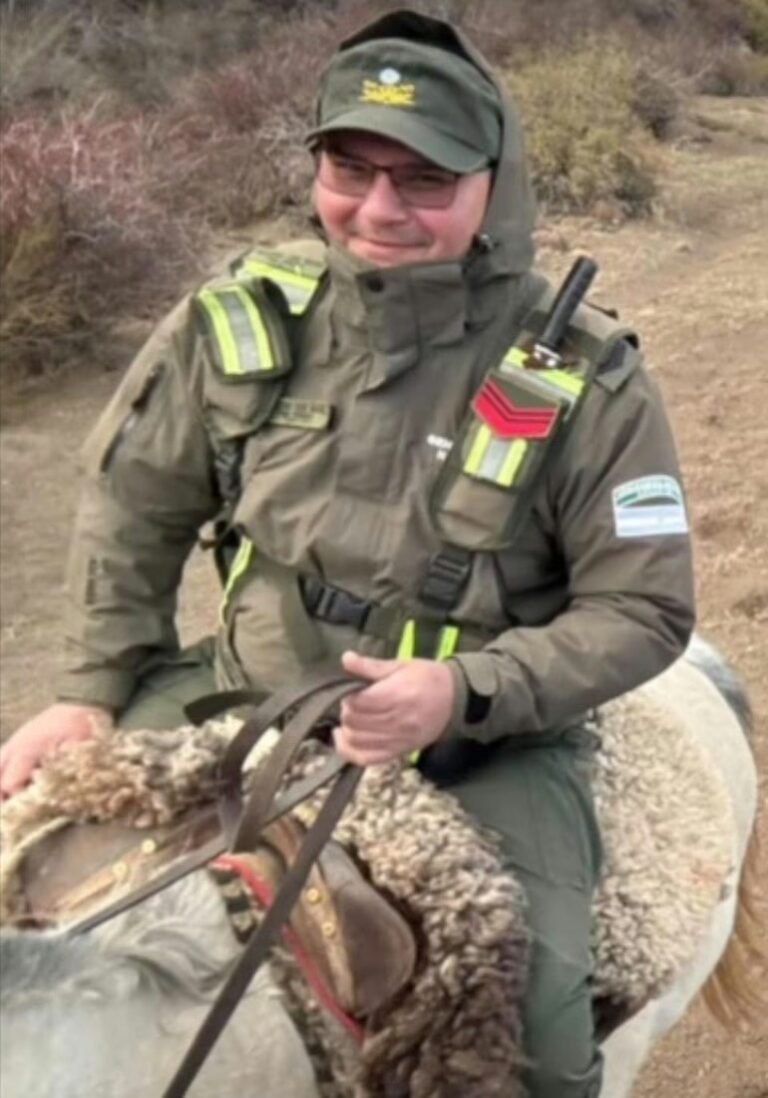 Hallan sin vida al gendarme arrastrado por la corriente de un arroyo en Las Lajas