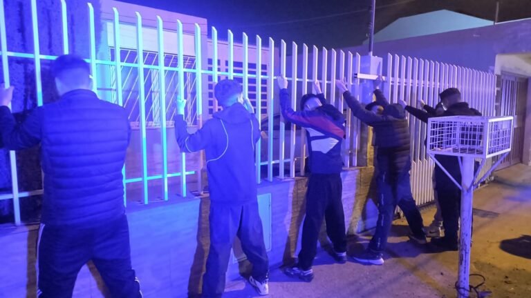 Incautan un revólver y un cuchillo tras una pelea callejera entre estudiantes de la Esc. 743