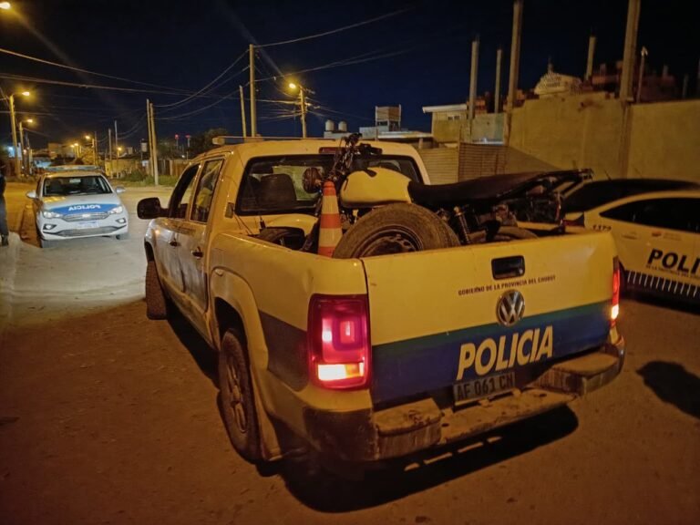 Interceptan a dos menores en una moto robada tras el reclamo de vecinos por ruidos molestos