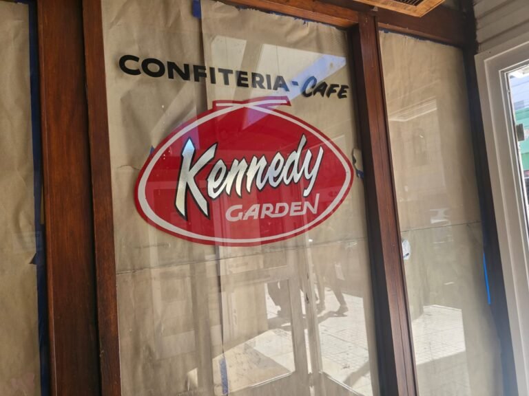Reabre el “Kennedy Garden”: un joven de 28 años toma las riendas del histórico café