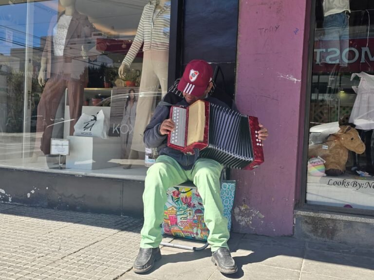 “Es mi herramienta de trabajo”: Oscar lanza una rifa solidaria para reparar su acordeón