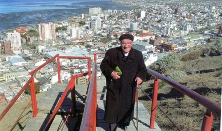 El legado del Padre Corti en encrucijada: rifan su histórico vehículo para frenar el deterioro edilicio