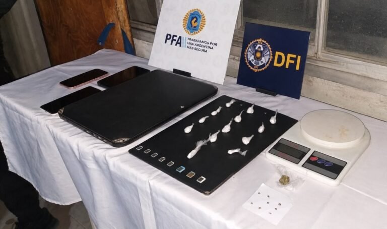 Vendían cocaína y marihuana a metros de un colegio: cayeron dos familiares en un operativo antidrogas