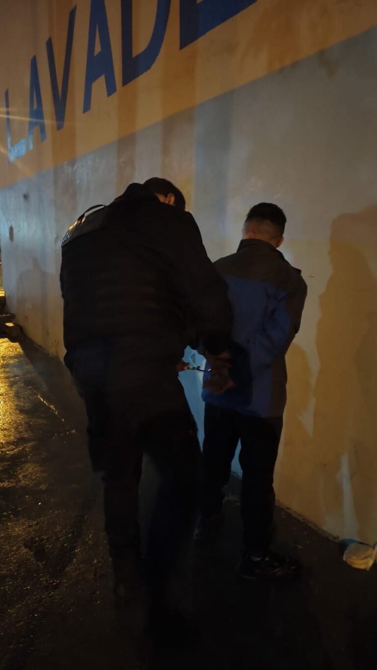 Detuvieron a un joven tras ser sorprendido saliendo del patio de una vivienda en el barrio Jorge Newbery