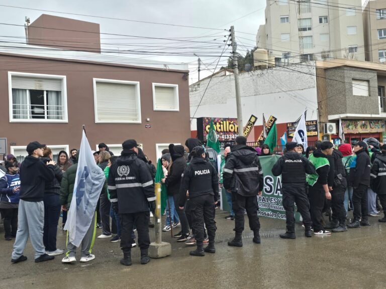 ATE marchó por el centro de Comodoro bajo un operativo policial