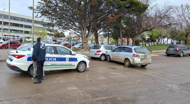 Intentaron robar una rueda de auxilio, escaparon en una Suran y terminaron detenidos tras una persecución