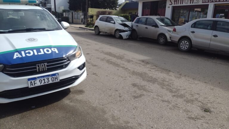 Quiso frenar y aceleró por error: chocó tres autos estacionados y terminó en el hospital