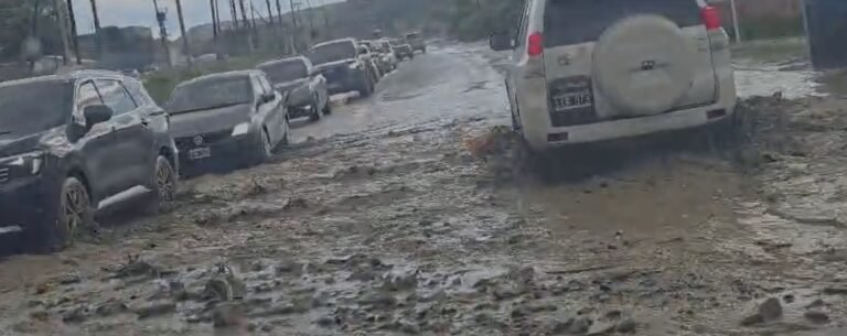 La fuerte lluvia complicó la circulación en algunas calles de Km 3