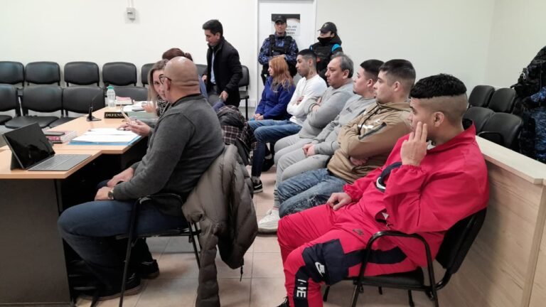 Mantienen detenidos a los cinco acusados por el hecho ocurrido frente a la Oficina Judicial